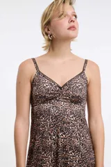 Camisón corto de microfibra con estampado animal print, tirantes finos regulables, escote corazón con detalle de frunce frontal y terminaciones con puntilla.