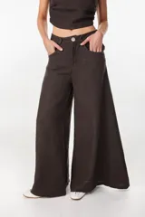 Pantalón de lino verde militar, de tiro alto y corte amplio con botamanga ancha. Cuenta con bolsillos delanteros aplicados y cierre frontal con botón y bragueta.
