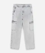 Pantalón de jean corte baggy con bolsillos cargo laterales, cierre de botón y cremallera, y cintura con trabillas.
