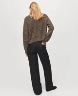 Jeans de denim oscuro de corte ancho y tiro medio, con bolsillos laterales y traseros, y botamanga ancha con vuelta.