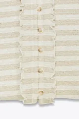 Top chaqueta de punto a rayas horizontales rojas y blancas, con escote pico, manga corta y volantes. Cierre frontal con botones.