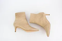 Botines de cuero con textura de cocodrilo, diseño de punta fina y taco chupete de altura media.