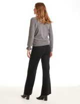 Buzo gris de tejido con cuello redondo, manga larga texturizada con diseño de rombos, puño y volado.