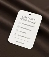 Camisa polo masculina de manga corta, confeccionada en tejido técnico de poliamida con elastano. Presenta cuello inglés con tapeta de tres botones, ofreciendo propiedades de secado rápido, elasticidad y confort térmico.