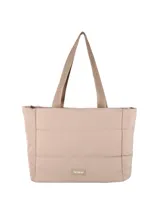 Bolso tipo tote color beige, con diseño acolchado y costuras horizontales. Cuenta con doble asa de hombro con el nombre de la marca estampado y una etiqueta pequeña con el logo en la parte frontal.