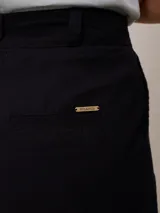 Short color beige de algodón y lino, con cintura alta y pinzas delanteras.