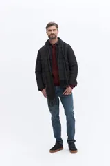 Campera puffer negra de líneas horizontales, con cuello camisero y cierre frontal oculto. Presenta un diseño minimalista con bolsillos laterales funcionales.