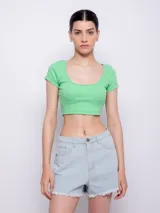 Top corto color amarillo, de mangas cortas y escote redondo.