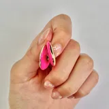 Aros de plata 925 con forma irregular y detalle de esmalte rosa con borde dorado.
