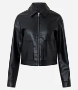 Campera de cuero sintético (PU) color negro, con cierre frontal y en los puños, cuello clásico y bolsillos laterales. Diseño de corte regular con acabado resistente.