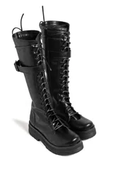 Borcegos negros de ecocuero con cordones y hebilla lateral.