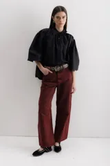 Camisa marrón con cuello clásico, abotonada al frente y mangas 3/4 abullonadas.