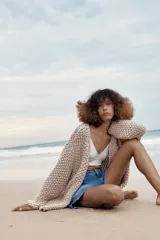 Shorts de denim de tiro medio, color celeste claro con efecto lavado y desgaste sutil. Diseño de cinco bolsillos con cierre frontal de cremallera y botón metálico.