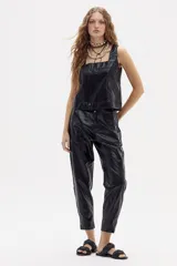 Pantalón negro de lino metalizado, corte recto y tiro medio.