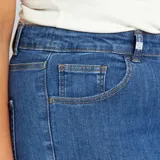 Pantalón de jean skinny azul con cinco bolsillos y cierre frontal con botones.