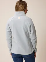 Campera de polar con cierre frontal completo, cuello alto y bolsillos laterales. Presenta un pequeño logo bordado en el pecho.