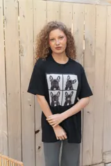 Remera blanca de algodón con estampa frontal dividida en cuatro paneles con fotos de un perro galgo.