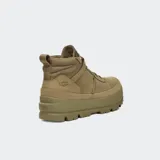 Botas UGG Lug Chukka color arena, con capellada de cuero impermeable y lengüeta reforzada. Cuenta con cuello acolchado, forro textil, plantilla de EVA y suela de goma con tacos.