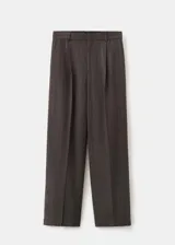 Pantalón de corte recto y tiro medio con diseño de raya diplomática, detalle de pinzas y bolsillos laterales.