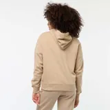 Buzo color beige liso, con capucha con cordones ajustables, bolsillo tipo canguro y puños y cintura acanalados.