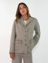 Chaqueta de gabardina color tostado con cuello de piel sintética en tono marrón, cierre frontal con botones y bolsillos delanteros con solapa.