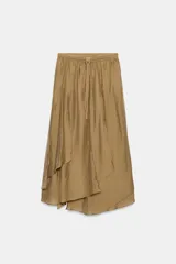Falda midi de tiro medio color tostado, con cintura elástica ajustable con cordón y diseño asimétrico de volantes superpuestos.