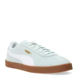 Championes Puma modelo Club II, confeccionados en gamuza color verde menta, con la clásica franja lateral blanca y suela de goma color caramelo. Incluye logo de la marca en dorado en el lateral.