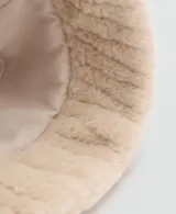 Gorro tipo bucket de efecto pelo en color beige, con forro interior de algodón.