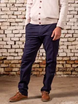 Pantalón de gabardina azul marino, de corte recto y tiro medio.