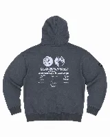 Buzo con capucha y bolsillo canguro, de corte oversize con hombros caídos. Presenta un diseño gráfico en la espalda con motivos lunares y texto conmemorativo de la misión Apolo 11, junto con firmas impresas. Posee puños y cintura acanalados.
