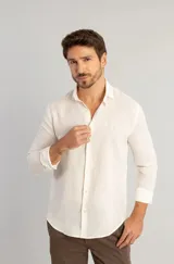 Camisa de manga larga confeccionada en lino puro, color off white. Presenta cuello clásico, cierre frontal con botones y corte regular con caída natural.