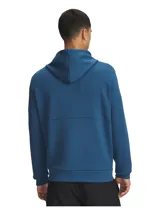 Buzo con capucha Under Armour de tejido de doble punto, color azul petróleo. Presenta un diseño liso con bolsillo frontal tipo canguro, capucha ajustable con cordones y logo de la marca en relieve en el pecho.