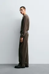 Jersey de punto con mezcla de algodón y cashmere, de corte regular y manga larga. Presenta cuello redondo con cierre frontal de dos botones y acabados en rib.