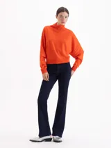 Polera de tejido de punto color marrón, con cuello alto y diseño holgado de corte oversize.