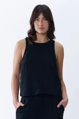Musculosa negra de lino y viscosa, de corte recto y escote redondo.