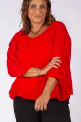 Blusa roja de corte holgado con mangas tres cuartos abullonadas y cuello redondo.