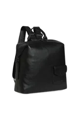 Mochila de cuero sintético negro con un pequeño bolsillo frontal con solapa y broche a presión, cierre principal con doble cursor y tiras de hombro regulables con inscripciones de la marca.