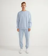 Buzo masculino de fleece color celeste, cuello redondo, manga larga y diseño liso con puños y barra ajustados.