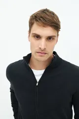 Campera tejida azul marino con cuello levemente elevado, cierre entero, logo bordado y fit regular.