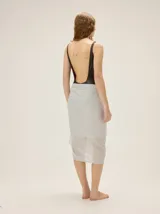 Malla enteriza de escote cuadrado y espalda redondeada, con diseño tricolor en tonos gris, marrón y gris oscuro. Cuenta con copas blandas.