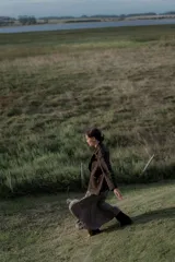 Pollera larga de corte amplio con acabado texturizado y efecto arrugado, confeccionada en tela con caída fluida y cintura elástica.