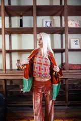 Pantalón de tiro medio con cintura elástica y corte oxford, confeccionado en seda con acabado aterciopelado.