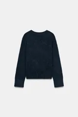 Jersey de punto con mezcla de lana y alpaca, color amarillo mostaza, con cuello en pico y manga larga. Presenta acabados en rib en puños y bajo.