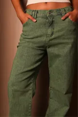 Pantalón jean verde de corte recto y tiro medio, con bolsillos delanteros y traseros.