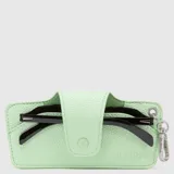 Estuche para lentes de cuero sintético con textura granulada, color bordó, con cierre de solapa a presión y gancho metálico lateral para colgar.
