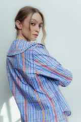 Camisa de popelina de algodón a cuadros azules, blancos y naranjas, con cuello bobo con volantes.