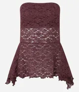 Blusa strapless confeccionada en encaje negro con diseño de bajo asimétrico con puntas diferenciadas. Presenta escote recto y forro interior.