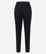 Pantalón de sastrería color beige, de corte recto y largo al tobillo. Presenta bolsillos traseros decorativos y una estructura limpia sin estampados, ideal para un look formal o casual.