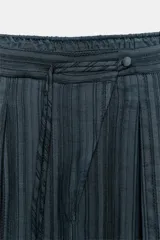 Pantalón bombacho Zara Woman Collection, confeccionado en mezcla de algodón, con tiro medio, cintura elástica y cordón ajustable. Presenta diseño a rayas sutiles, bajo abullonado con puño y cierre frontal con botón.