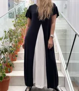 Vestido largo negro con panel frontal blanco, de corte recto y mangas cortas.